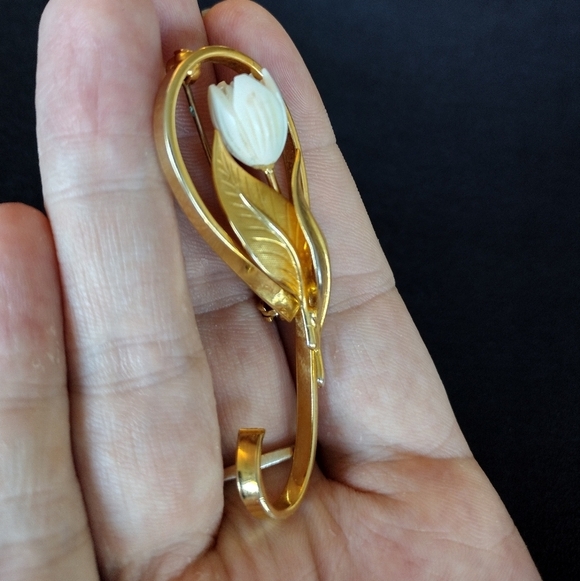 Floral Gold and White Brooch - Picture 2 of 9